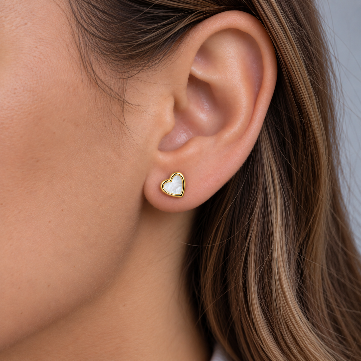 ARETES CORAZÓN NÁCAR