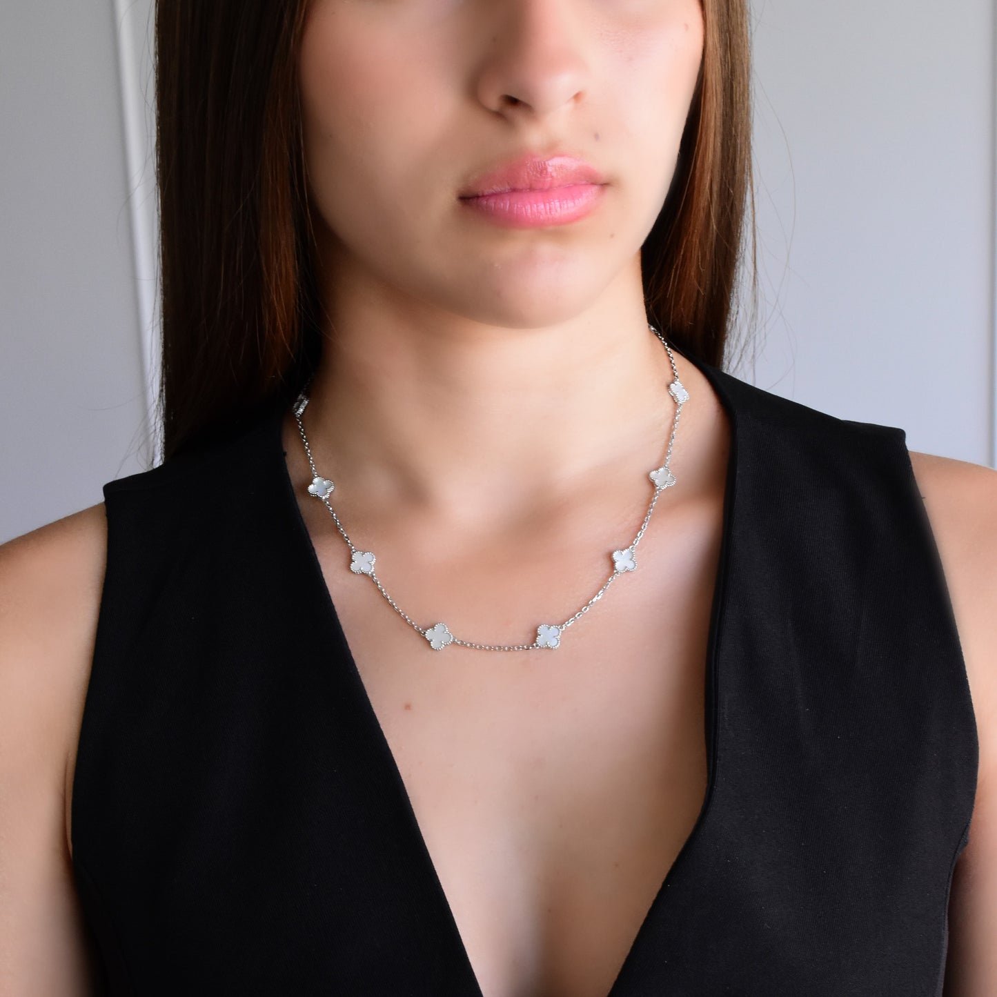 COLLAR TRÉBOL INFINITO NÁCAR