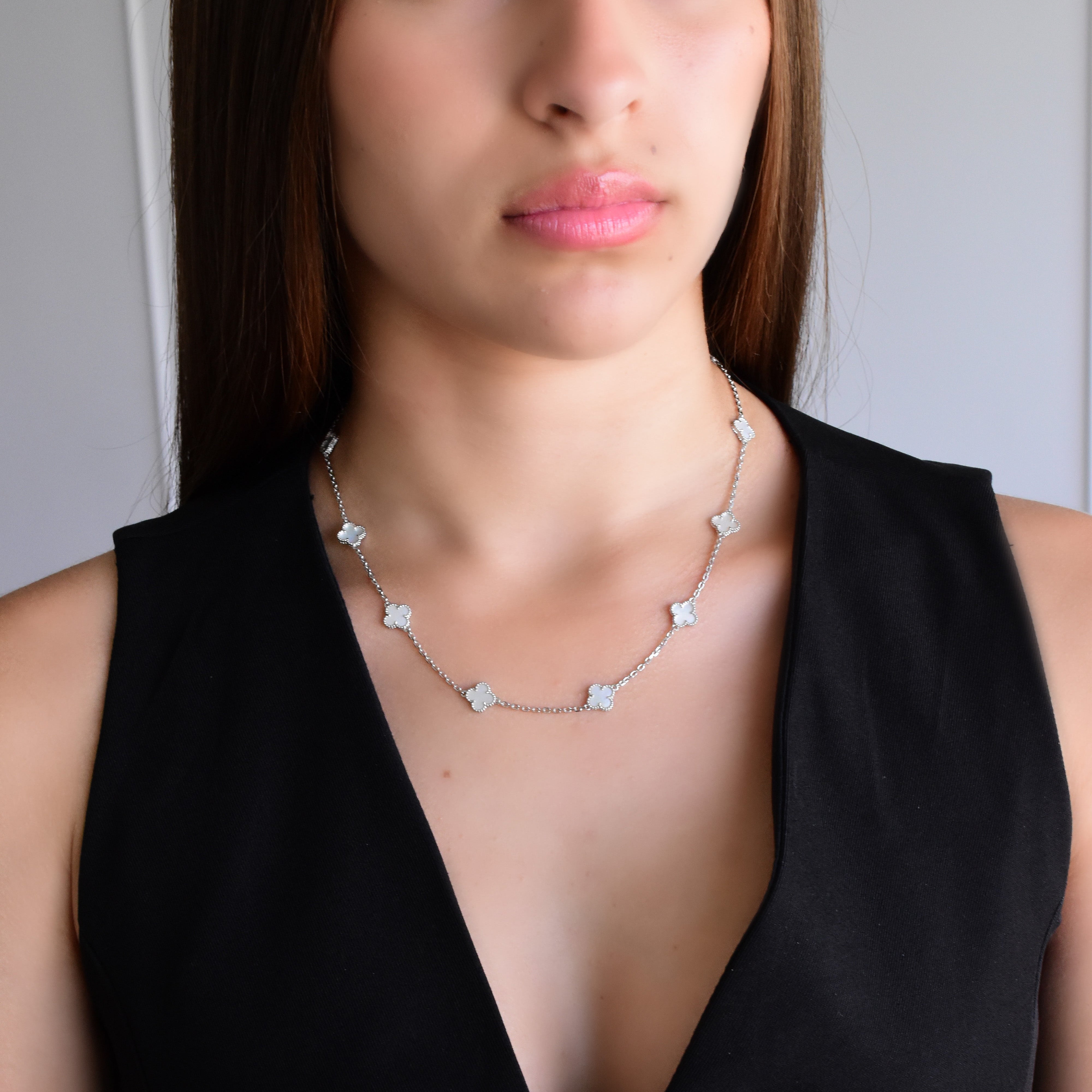 COLLAR TRÉBOL INFINITO NÁCAR